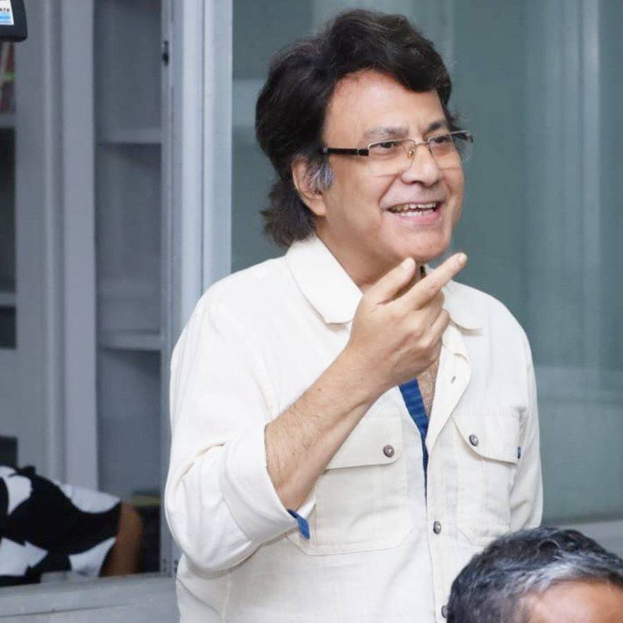 What did actor Surajit Banerjee realize while acting in the play Saralrekha Bakrarekha dgtl