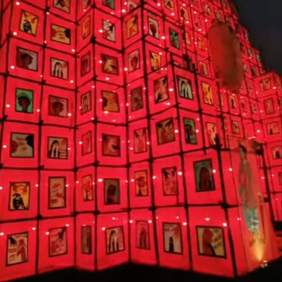 আলো ঝলমলে বারাসতের কালীপুজোর ভিড় প্রতি বছরই বুঝিয়ে দেয়, এই উৎসবের টান কত গভীর। এই বছরও তার ব্যতিক্রম হয়নি। 