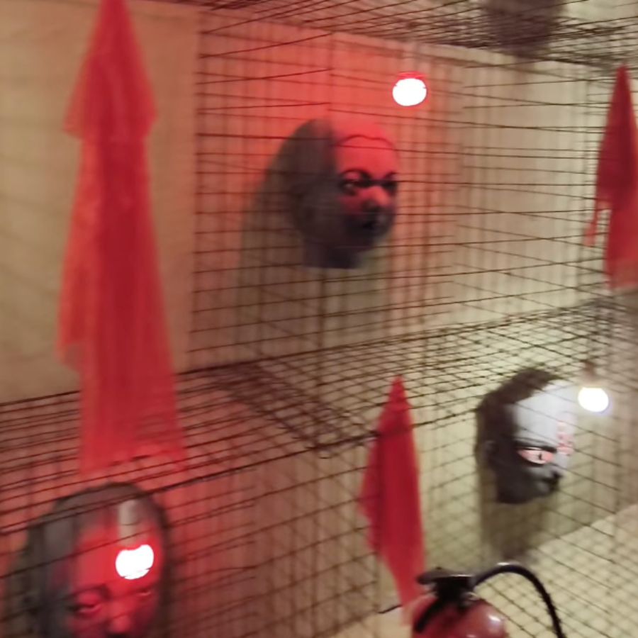 পূর্ব মেদিনীপুরের শিল্পী রঘুনাথ জানার হাতে মণ্ডপ জুড়ে যেন কথা বলছিল সেই আর্তনাদ।