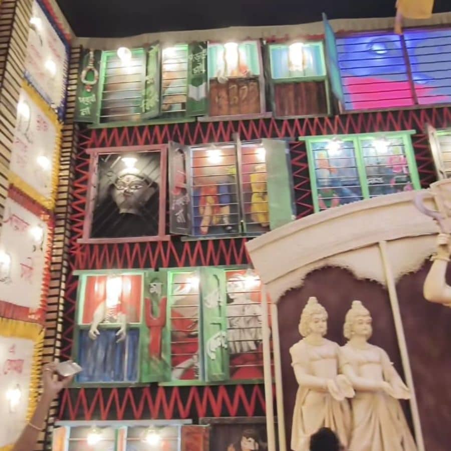 মণ্ডপের পাশেই এই উপলক্ষে বসে এই সুবিশাল মেলা। দূর দূর থেকে মানুষ আসেন এই মণ্ডপের প্রতিমার দর্শন করতে এবং মেলায় আনন্দ করতে। 