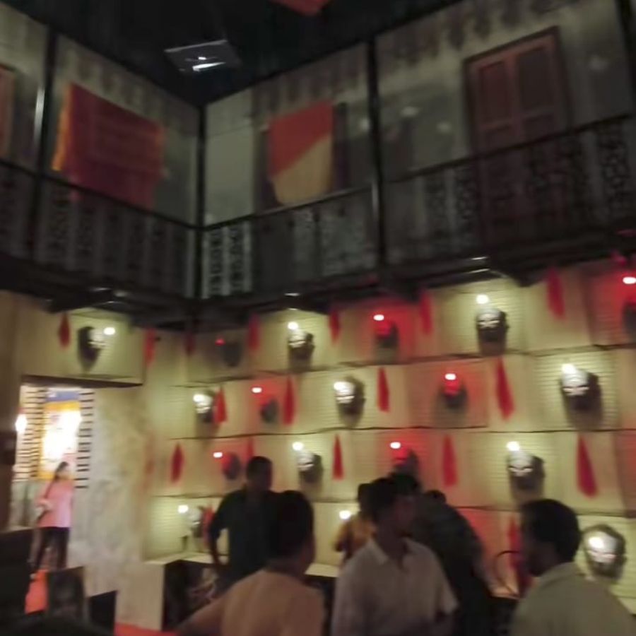 কালীপুজোর রাত থেকে যে জনস্রোত শুরু হয়, তা চলতে থাকে পরের কয়েকটি দিনও।