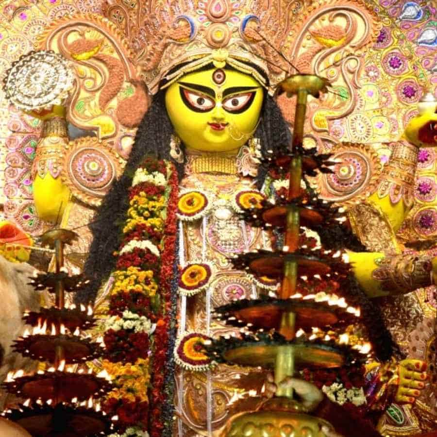 জগদ্ধাত্রী পুজোর প্রসঙ্গ এলে নিজে থেকেই উঠে আসে চন্দননগর বা কৃষ্ণনগরের নাম। 