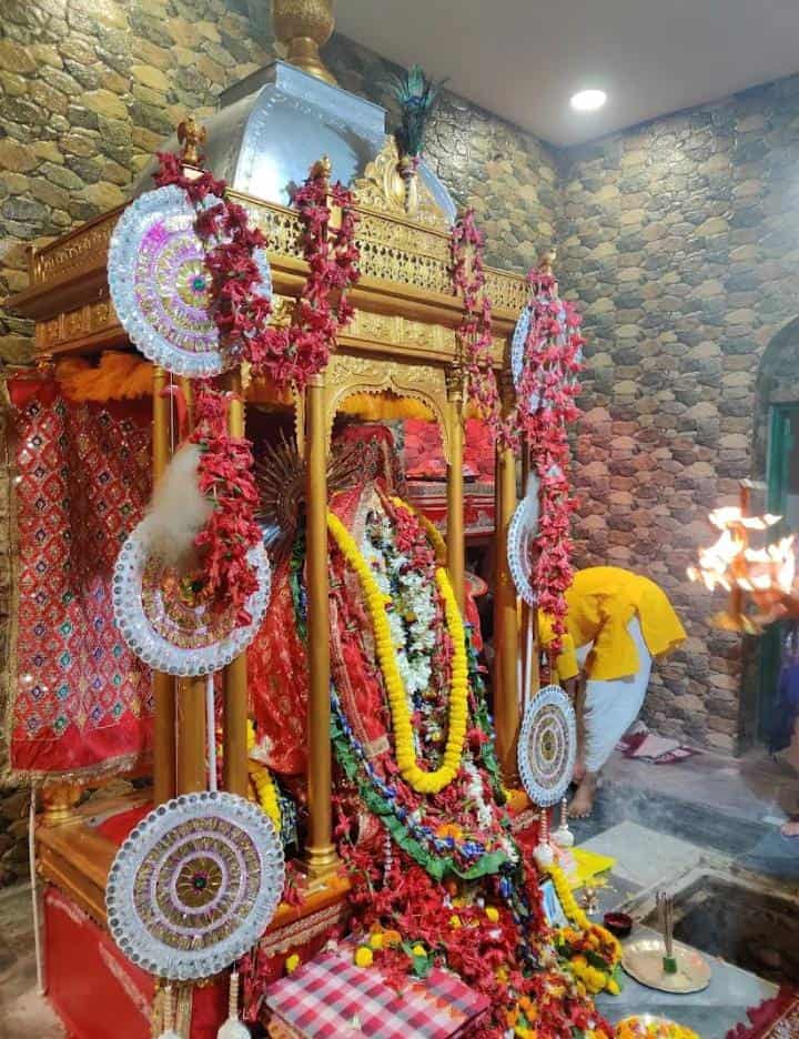 জায়গাটি হল কলকাতার শিয়ালদহ স্টেশনের কাছে সন্তোষ মিত্র স্কোয়্যার তথা লেবুতলা অঞ্চল। 