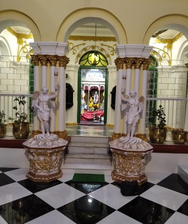 সামনে ভক্তদের বসার জন্য অলিন্দ এবং উঠোন। 