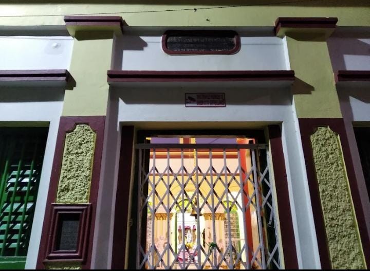 শোনা যায়, স্থানীয় বাসিন্দাদের কাছে এই মন্দির পরিচিত ঠাকুরবাড়ি হিসেবেই। 