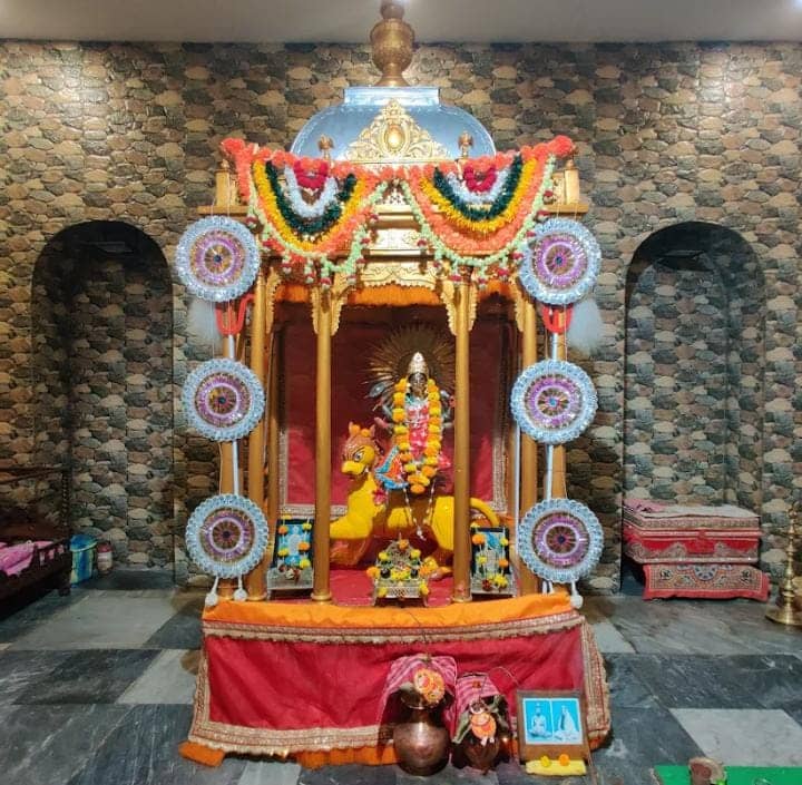 তিন খিলানের উঁচু বেদি। তার উপরে মন্দির। ছাদ পুরোপুরি সমতল।  