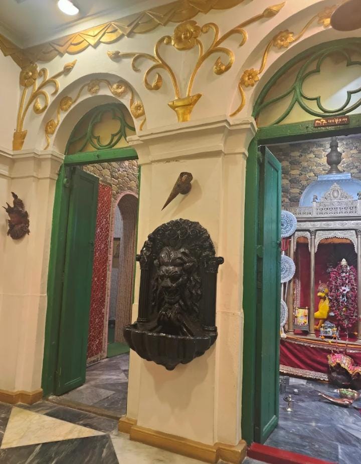  সেখানেই সার্পেন্টাইন লেনে রয়েছে জগদ্ধাত্রীর শতাব্দীপ্রাচীন এই মন্দির। 