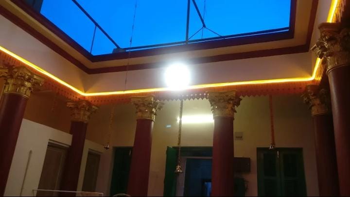 এই উঠোন ঘিরেও আবার মাথা তুলে রয়েছে ঘর। 