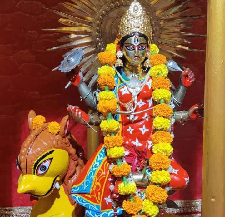 পশ্চিমমুখী এই মন্দিরের গর্ভগৃহে রয়েছে অষ্টধাতুর জগদ্ধাত্রী প্রতিমা। দেবী সিংহের উপর উপবিষ্টা। 