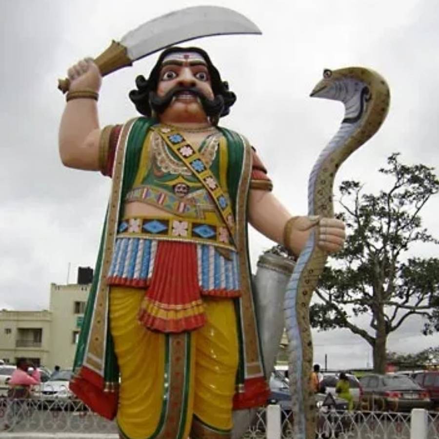 শ্রী শ্রী চণ্ডী অনুসারে, দেবী দুর্গার সঙ্গে যুদ্ধের সময়ে মহিষাসুর মায়াবলে বিভিন্ন পশুর রূপ ধারণ করে দেবীকে বিভ্রান্ত করার চেষ্টা করেন। 