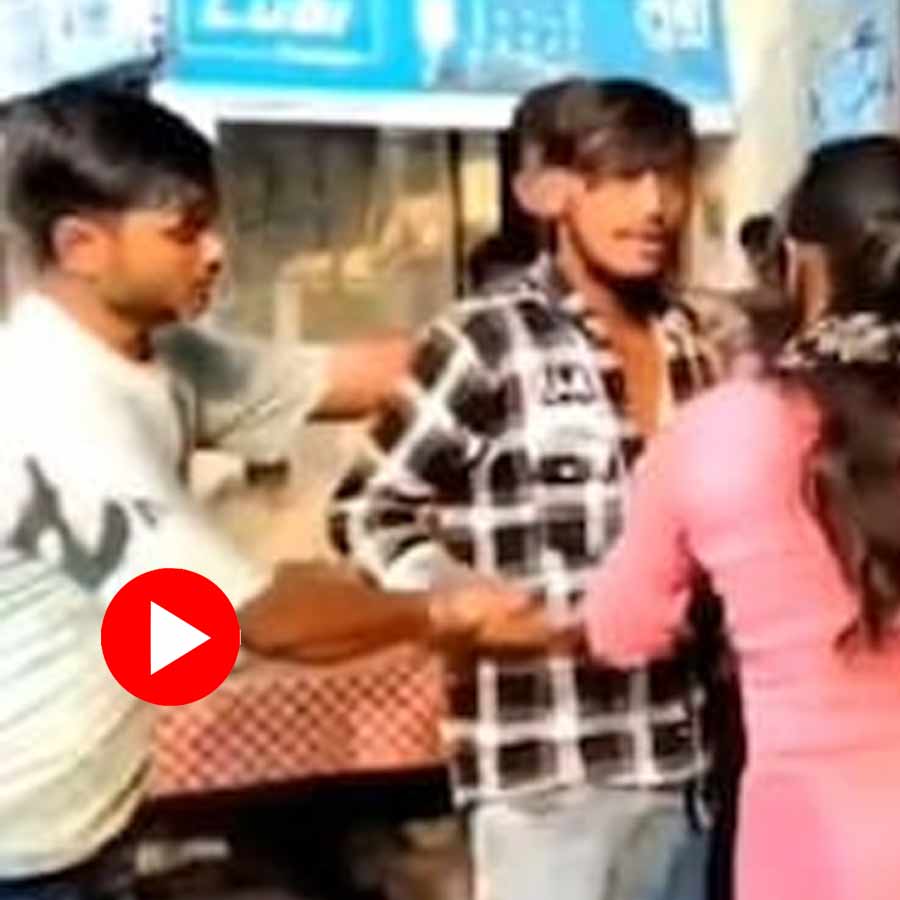 Video shows brother catches sister while she was escaping with lover in Manglaur