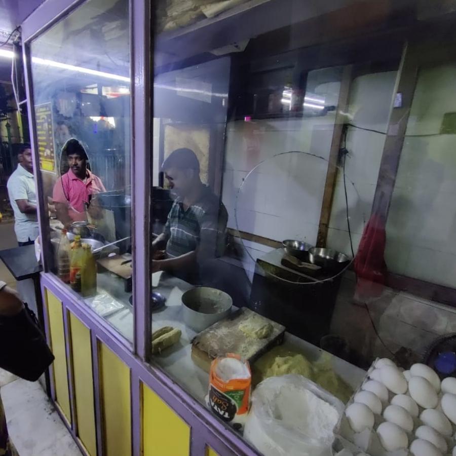 খিদে পেলে অন্য কোথাও যাওয়ার দরকার নেই। চন্দননগরের সেরা কিছু খাবারের ঠিকানা রইল এখানেই। 