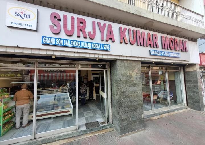 প্রথমেই আসে ‘সূর্য কুমার মোদক’-এর কথা। এর ঐতিহ্যবাহী জলভরা সন্দেশ না চেখে দেখলে আর কী বা করলেন? পাশাপাশি এর ক্ষীরপুলি এবং বেকড্‌ রস মাধুরীও অনবদ্য। 