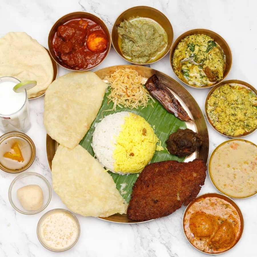 আদ্যোপান্ত বাঙালি খাবারে কবজি ডোবাতে চাইলে চলে যান ‘ভূতের রাজা দিল বর’-এর ঠিকানায়। দু’জনের জন্য কমপক্ষে ১০০০ টাকার হিসেব ধরেই চলুন। 