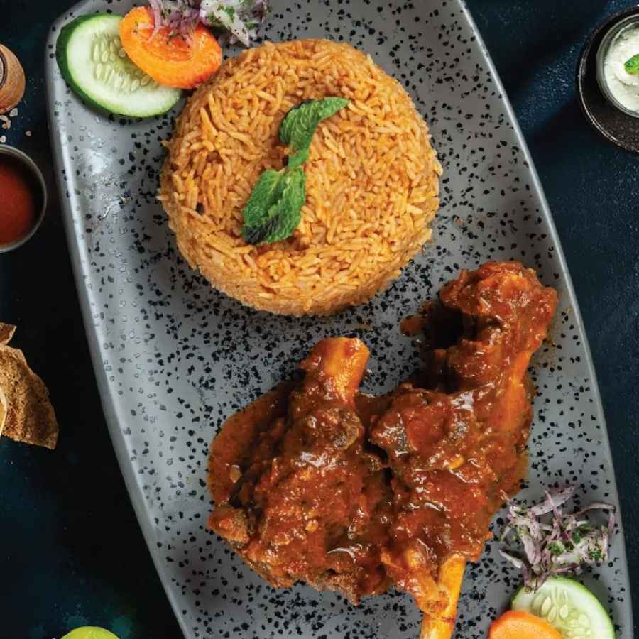  এ ছাড়াও রয়েছে ‘আমার বাংলা’। নীলকান্ত সরকার স্ট্রিটের এই রেস্তরাঁয় পাওয়া যাবে পকেটসই অথচ মনের মতো খাবার। 