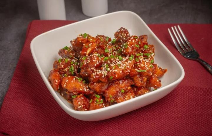 এ ছাড়াও আছে ‘বং কানেকশন’। বাঙালি, চাইনিজ়, কন্টিনেন্টালের অতুলনীয় স্বাদ পাবেন এখানেও। 