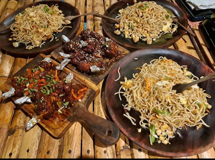 বিরিয়ানি, হান্ডি চিকেন থেকে শুরু করে ক্রিস্পি চিকেন, এগ চিকেন, সঙ্গে মোহিতোর অতুলনীয় স্বাদ পেতে চলে যান ‘বাঁশের কেল্লা’য়। 