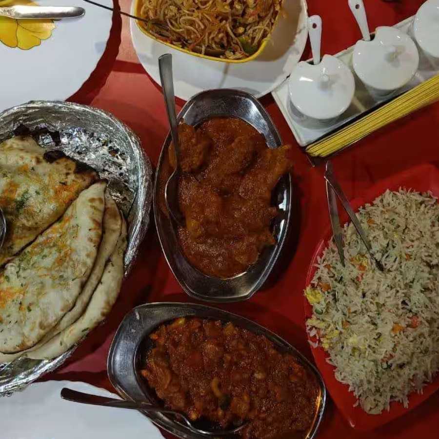 বাঙালি ভোজের বাইরে একটু ভিন্ন স্বাদ পেতে হলে অপশনে থাকুক ‘রেড চিলি’ রেস্তরাঁও। (এই প্রতিবেদনটি ‘আনন্দ উৎসব’ ফিচারের একটি অংশ)।