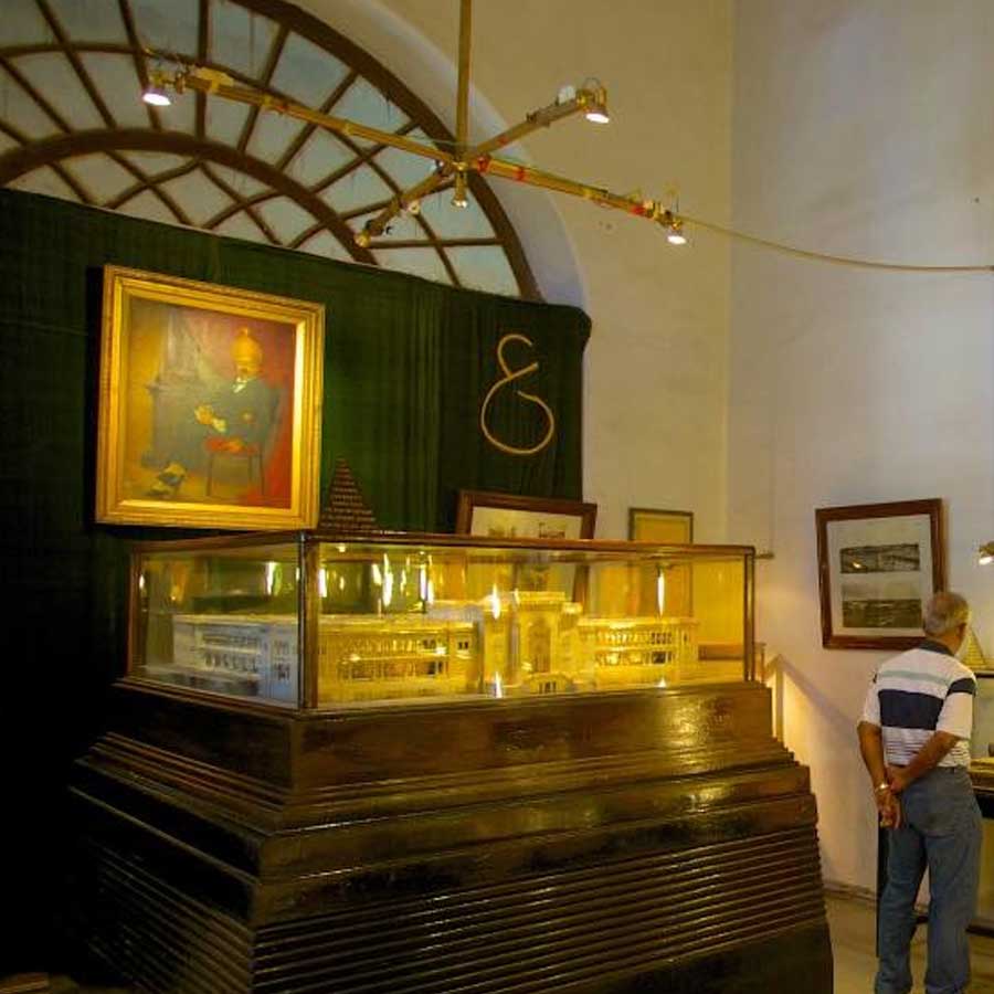 Two thieves once stole 300 crore golden tiffin box of Hyderabad Nizam just to have Biriyani in it