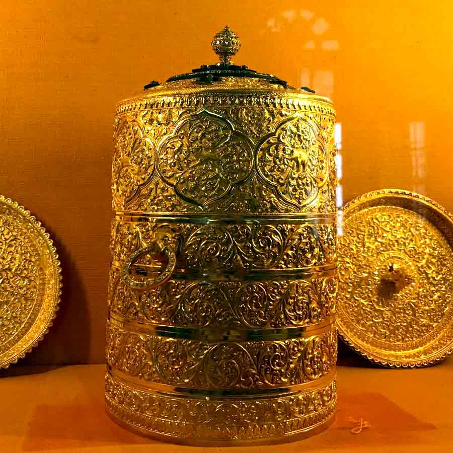 Two thieves once stole 300 crore golden tiffin box of Hyderabad Nizam just to have Biriyani in it