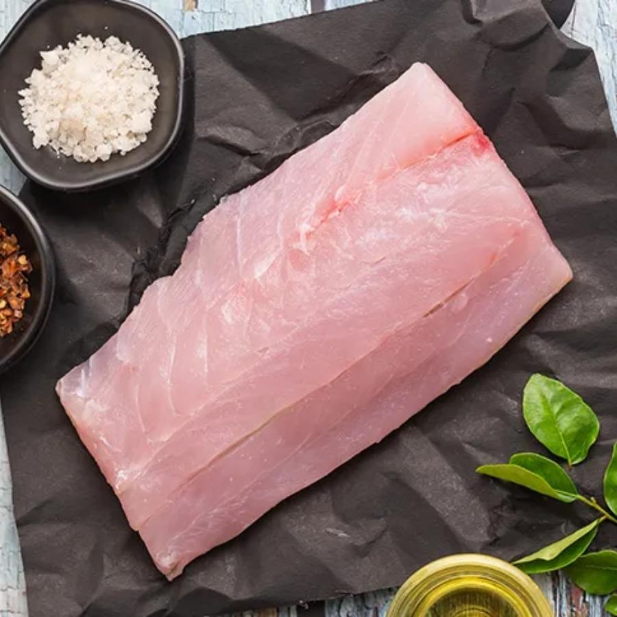 গন্ধরাজ ভেটকি বানাতে কী কী প্রয়োজন আগে জেনে নিন। এর জন্য লাগবে গন্ধরাজ লেবু, ভেটকি মাছ, গোলমরিচ গুঁড়ো, আদা, রসুন, পেঁয়াজ, কাঁচা লঙ্কা, নুন, চিনি, টক দই, সাদা তেল, কর্নফ্লাওয়ার, এবং তেজপাতা। 