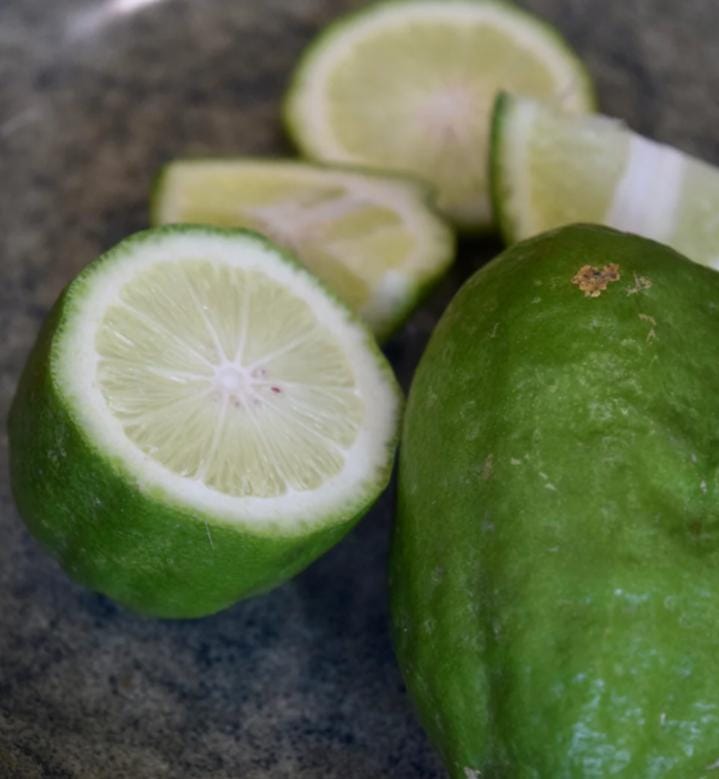 সেই লেবুটিকে কেটে দানা ফেলে দিয়ে সম্পূর্ণ রসটাও বের করে সরিয়ে রাখুন। 