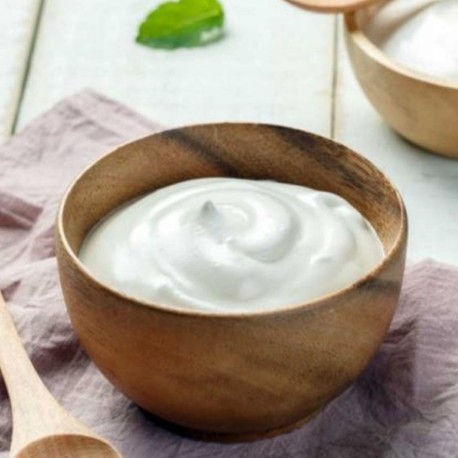 ফেটিয়ে রাখুন ৮-৯ চামচ টক দই। 