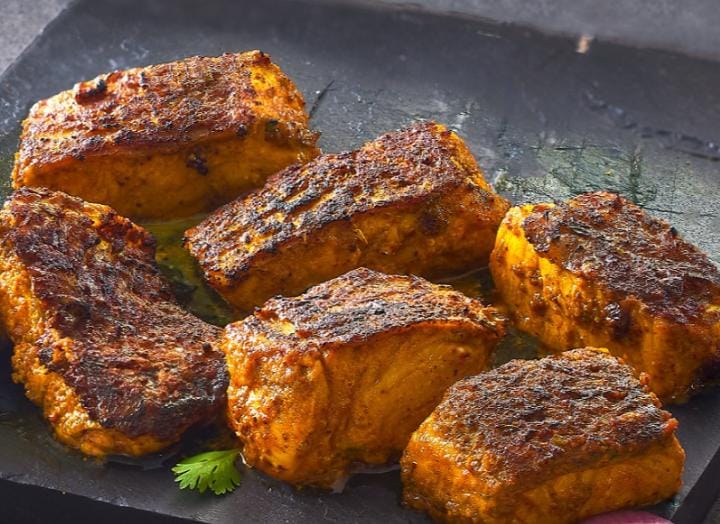 মিনিট ১৫ পর ওভেনে কড়াই বসিয়ে তাতে সাদা তেল দিন। তেল গরম হলে মাছের পিস্ দিয়ে ভেজে নিন। 