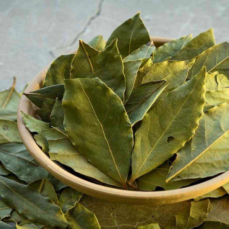 মাছের টুকরোগুলি তুলে ওই তেলেই তেজপাতা, ২-৩ টি কাঁচা লঙ্কা এবং এক চামচ গোলমরিচ গুঁড়ো ফোড়ন দিন। 