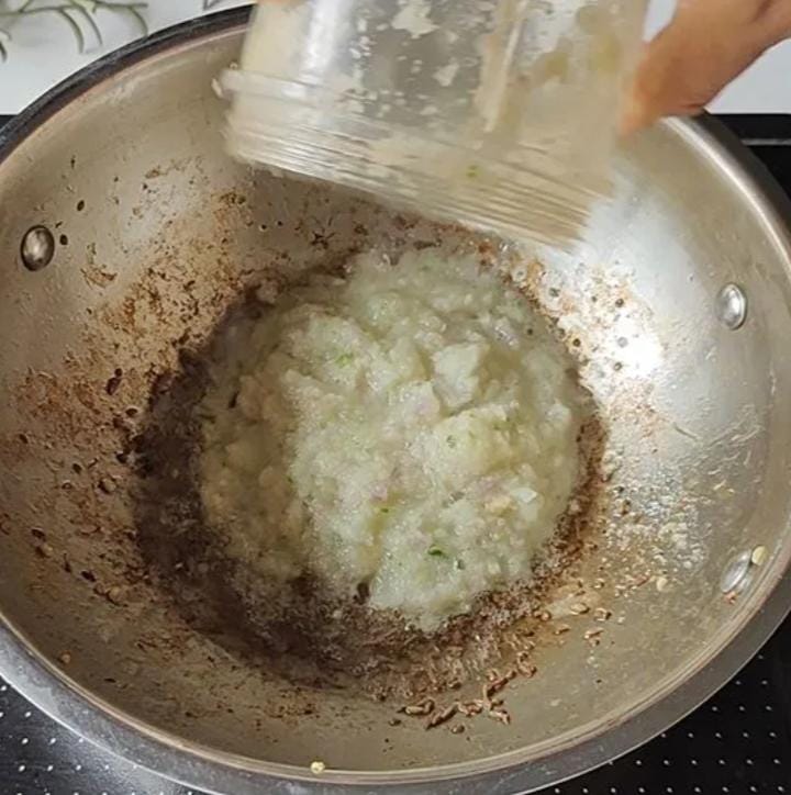 হালকা নেড়ে দিয়ে দিন পেঁয়াজ রসুনের পেস্ট। ঢাকা দিয়ে মিনিট দুয়েক রাখুন। 