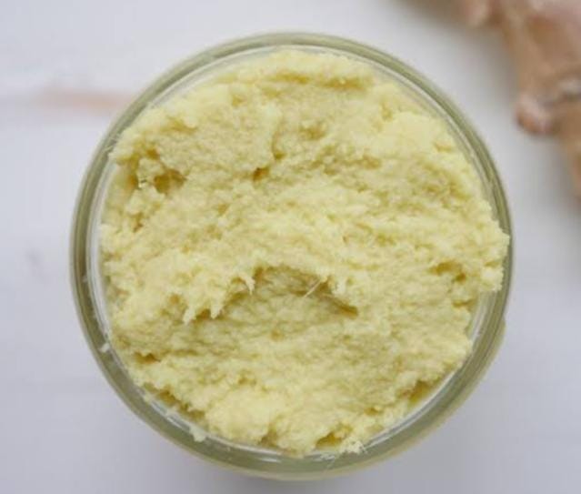 তার পর ঢাকা খুলে একে একে দিয়ে দিন রসুন বাটা, আদা বাটা, গন্ধরাজ লেবুর জেস্ট, লেবুর রস, চিনি এবং নুন। 