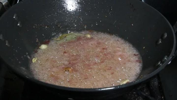 সবটা ভাল করে মিশিয়ে কষিয়ে নিন। ঢাকা দিয়ে রাখুন আবারও মিনিট দুয়েক। 