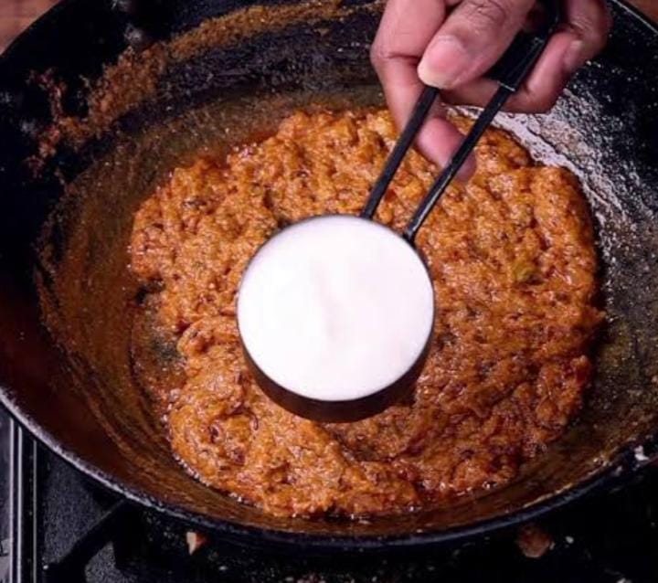 ঢাকা খুলে দিয়ে দিন ফেটিয়ে রাখা টক দই। কষিয়ে নিন আঁচ লো টু মিডিয়াম ফ্লেমে রেখে ফের ঢাকা দিয়ে দিন অন্তত তিন, চার মিনিটের জন্য। 