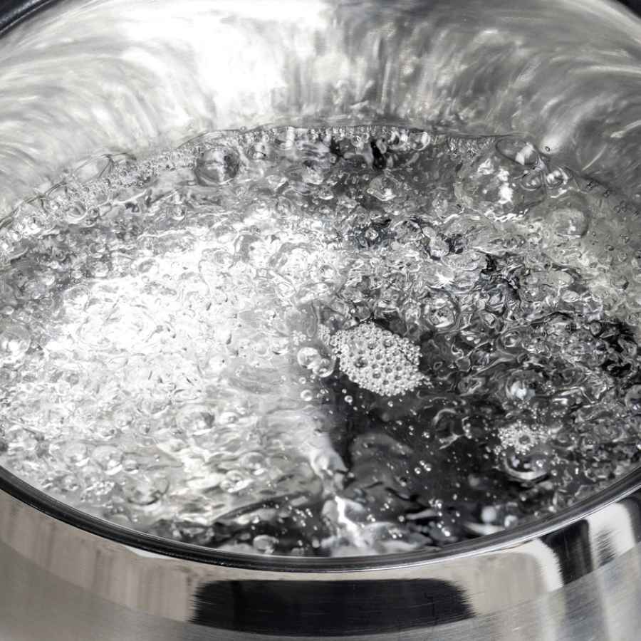 তেল ছেড়ে দিলে ঢাকা খুলে এক কাপ গরম জল দিয়ে ঝোলটা ফুটতে দিন। 