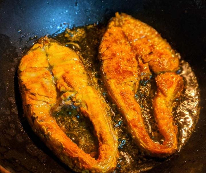 এর পর এতে দিয়ে দিন আগে থেকে ভেজে রাখা মাছগুলি। 