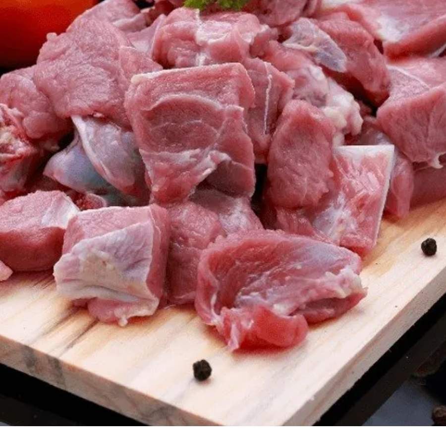 মাংসের বা মটন বিরিঞ্চি বানাতে কী কী লাগবে আগে সেটা জেনে নেওয়া যাক চলুন। এই পদ বানাতে প্রয়োজন মটন, আলু, পেঁয়াজ, টক দই, লবঙ্গ, এলাচ, দারুচিনি, তেজপাতা, শুকনো লঙ্কা, আদা, ঘি এবং নুন। 