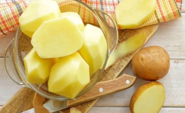 এই পদ বানানোর জন্য সবার আগে একটা আলুকে দু’ টুকরো করে কেটে নিন। একই ভাবে বাকি আলুগুলিকেও কেটে নিন। কুচিয়ে নিন পেঁয়াজও। 