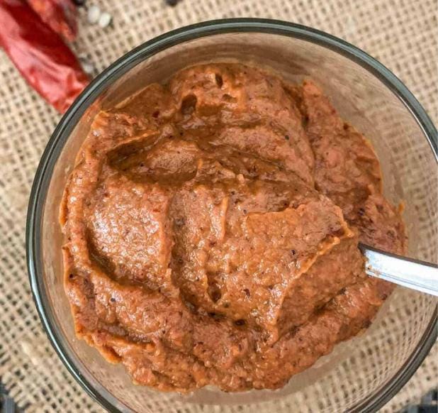 এ বার একটি মিশ্রণ বানিয়ে নিন। এর জন্য মিক্সিতে একটা পেঁয়াজ, পরিমাণ মতো আদা, কয়েকটি শুকনো লঙ্কা এবং অল্প হালকা গরম জল দিয়ে মিহি পেস্ট বানিয়ে নিন। 