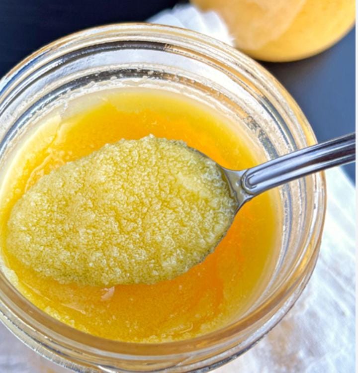 এ বার ওভেনে কড়াই বসিয়ে তাতে একটা বড় চামচের ঘি দিন। এই রান্না পুরোটাই হবে ঘিয়ে। 