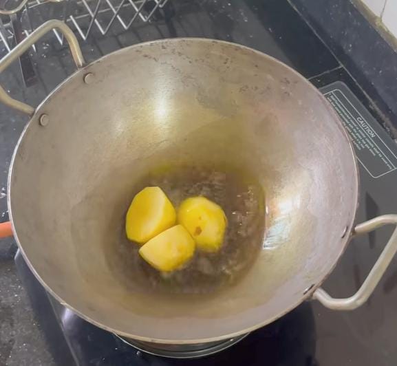 কড়াইয়ে ঘি গলে গেলে তাতে দিয়ে দিন আলুর টুকরোগুলি। ভেজে তুলে নিন। 