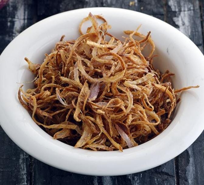 সেই একই তেলে ভেজে নিন পেঁয়াজ। পেঁয়াজও হালকা লাল করে ভেজে তুলে রেখে দিন। 