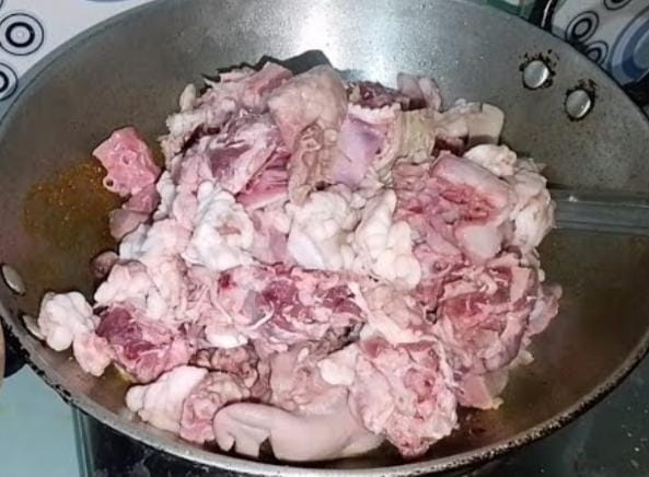 এ বার ওই ঘিয়ের সঙ্গে আরও একটু ঘি দিয়ে মটন দিয়ে দিন। আঁচ কমিয়ে এটিকেও ভেজে তুলে নিন। 