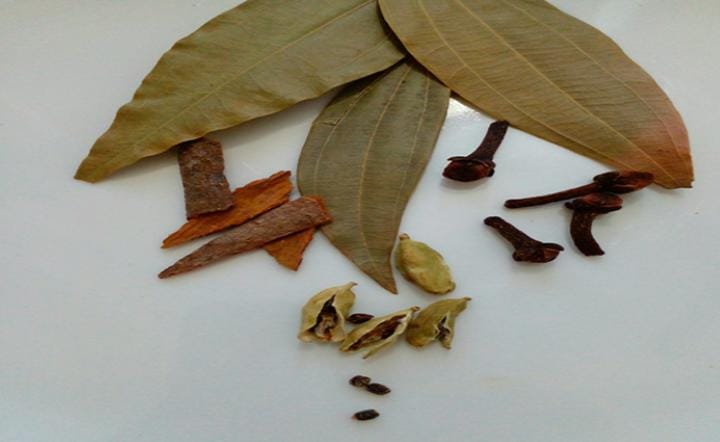 মাংস ভেজে তুলে রাখার পর কড়াইয়ে যে ঘি থাকবে তাতে ফোড়ন হিসেবে দিন লবঙ্গ, এলাচ, তেজপাতা, শুকনো লঙ্কা এবং দারচিনি। হালকা নেড়েচেড়ে নিন।