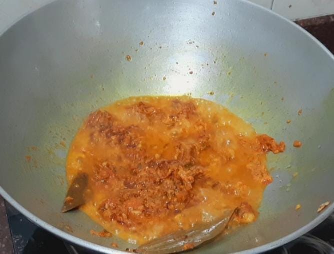 এতে এখন যোগ করুন ওই আগে বানিয়ে রাখা পেঁয়াজ, আদার মিশ্রণ। ভাল করে কষিয়ে নিন। 