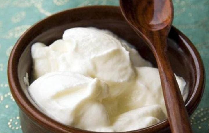 এ বার ফেটিয়ে রাখা টক দই দিয়ে দিন। এটাও ভাল করে নেড়ে নিন। 