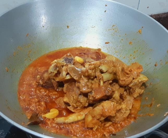 কড়াইয়ে এ বার দিয়ে দিন আগে থেকে ভেজে রাখা আলু, মটন এবং পেঁয়াজ। 