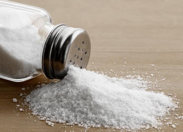 দিয়ে দিন স্বাদমতো নুন। সবটা ভাল করে মিশিয়ে নিন। 