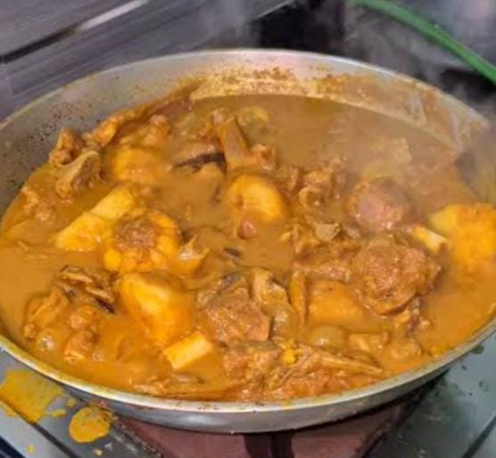 পরিমাণ মতো গরম জল দিয়ে আঁচ কমিয়ে ঢাকা দিয়ে দিন। ফুটতে দিন ঝোলটা। 