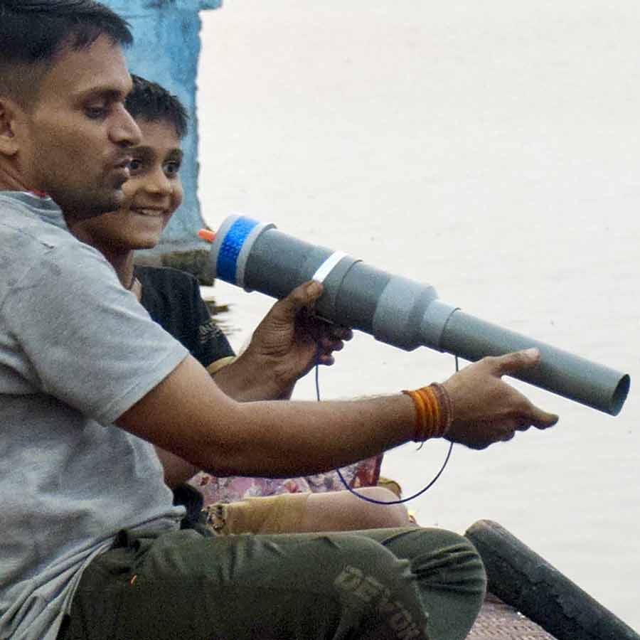 মালদহে কার্বাইড বন্দুকের বিস্ফোরণে চোখের দৃষ্টি হারাতে বসেছেন, এমন ১০ জনের সন্ধান মিলেছে।