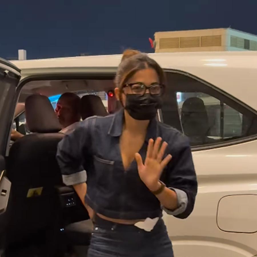 রশ্মিকা মুখ ঢাকা অবস্থায়।